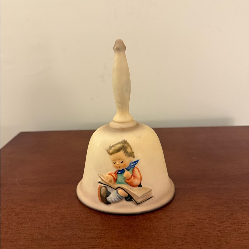 Goebel  Hummel Annual Bell 1980 HUM
702 Handcrafted 3rd Edition Boy
Reading